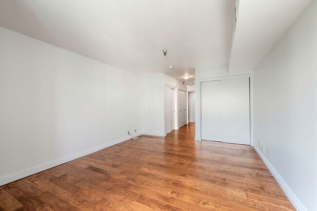Building Photo - Modern Condo with over 1300 Square Feet wi...