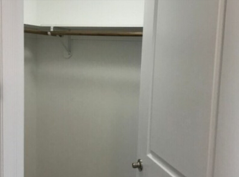 Building Photo - 64 Delaware St