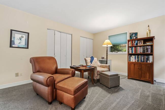Building Photo - Contemporary 4bd/3.5ba Near Hope Valley + Home Equidistant to Downtown Durham & Chapel Hill!