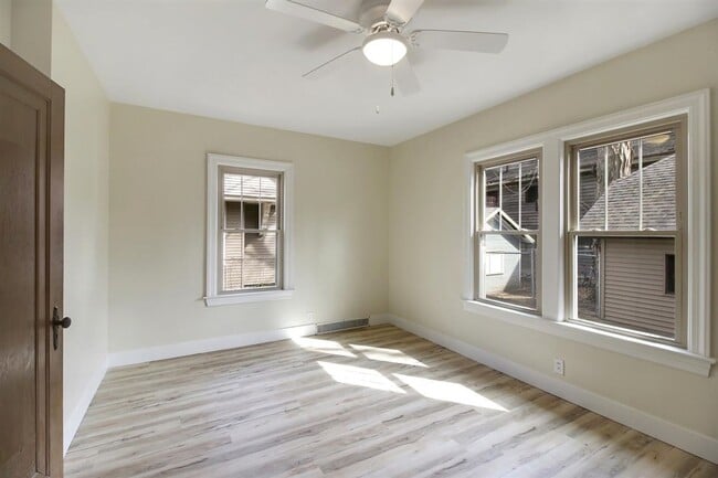 Building Photo - 5 bed, 3 bath updated home on Campus -  AVAILABLE AUGUST 2026