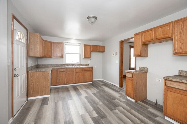 Building Photo - 3 Bedroom/1 bath Single House!!