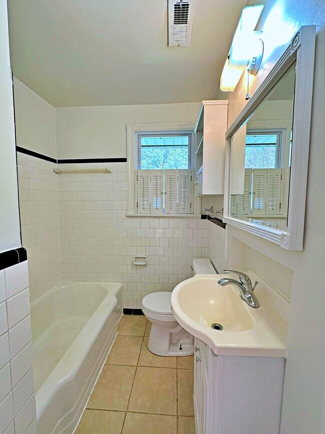 Building Photo - Cottage Rancher on Private Drive