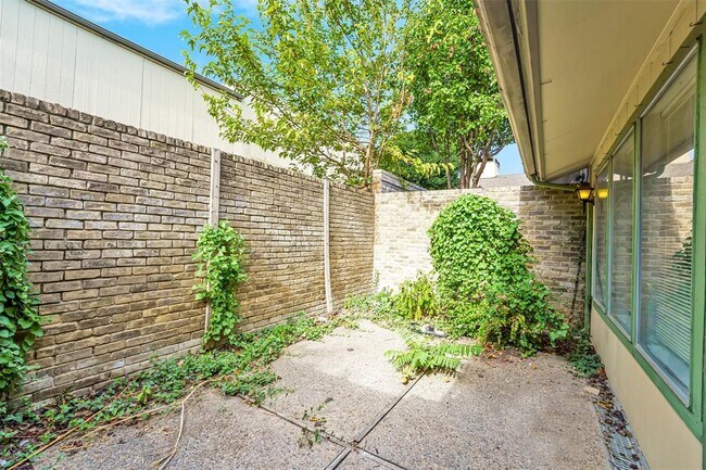 Building Photo - 8560 Park Ln