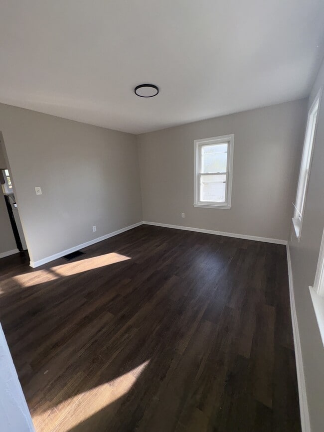 Building Photo - 2504 Vendome Dr S