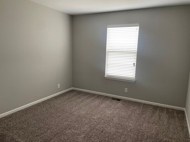 Building Photo - 4 bedroom 2.5 bath - Blue Springs