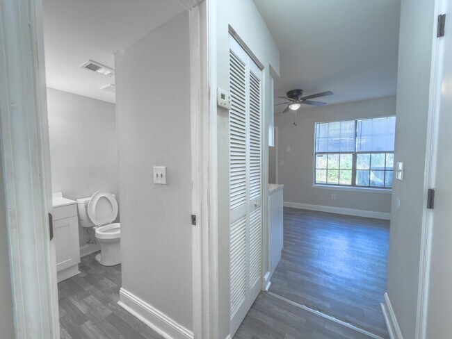 Building Photo - Stylish 2BR Townhome in West Ashley – Modern Living in a Prime Location!