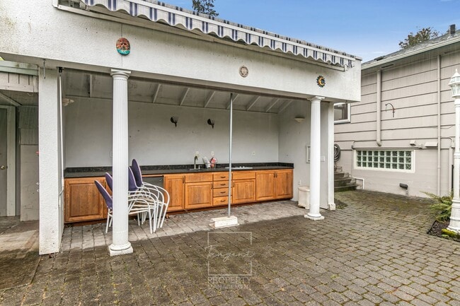 Building Photo - Sunny 4 BR home with lots of space!