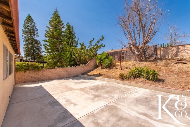 Building Photo - 559 W Avenida De Las Flores