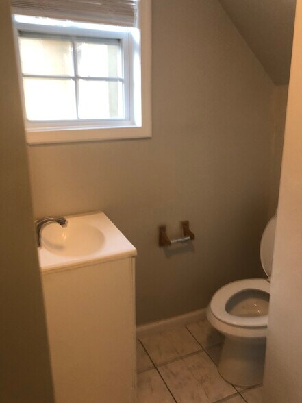 Apt A Bathtroom - 1107 E Anderson St