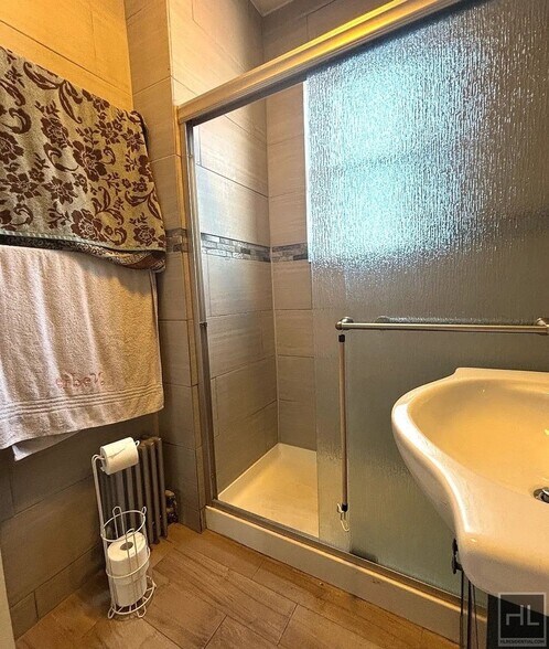 Building Photo - 3BR 1BA Top Floor Brick Townhouse w/ Commu...