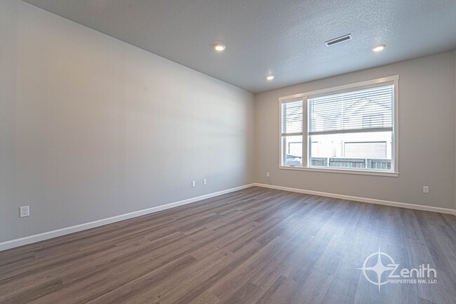 Building Photo - $1000 OFF RENT! Modern 3 Bedroom Vancouver...