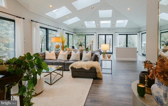 Building Photo - 15841 York Rd