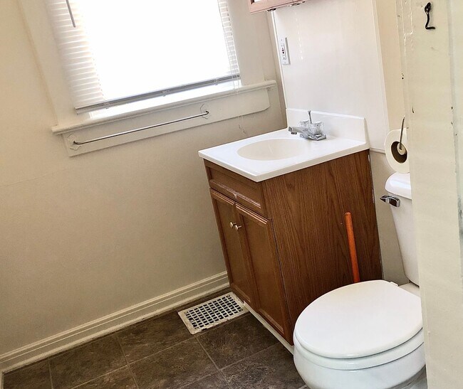 Building Photo - 5 Bedroom House - Walking distance from Ce...