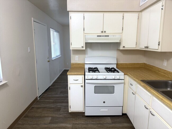 Building Photo - 940 Chelwood Park Blvd NE