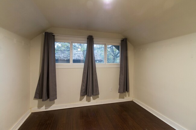 Building Photo - Cute St Johns Home with Updated Kitchen, F...