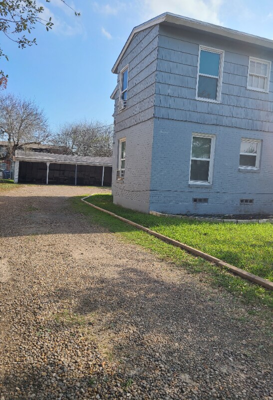 Building Photo - 641 Robinson St