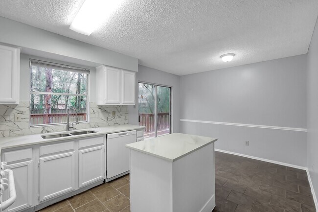 Building Photo - 35 Maywind Ct