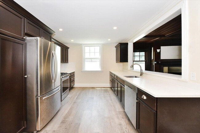 Building Photo - 158 Woodbine Ave