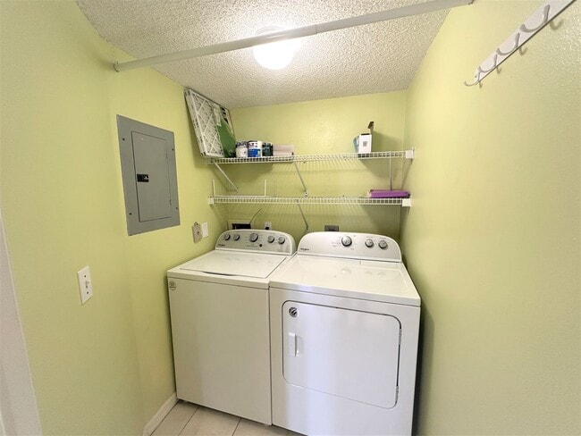 Building Photo - ** VILLAGES AT EMERALD LAKES ** 2 BED / 2 ...