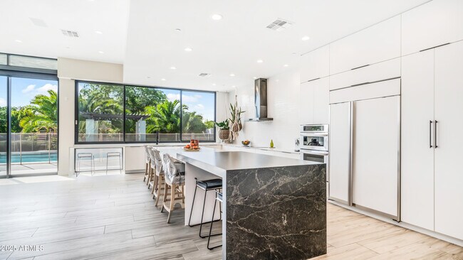 Building Photo - 7417 E Paradise Dr