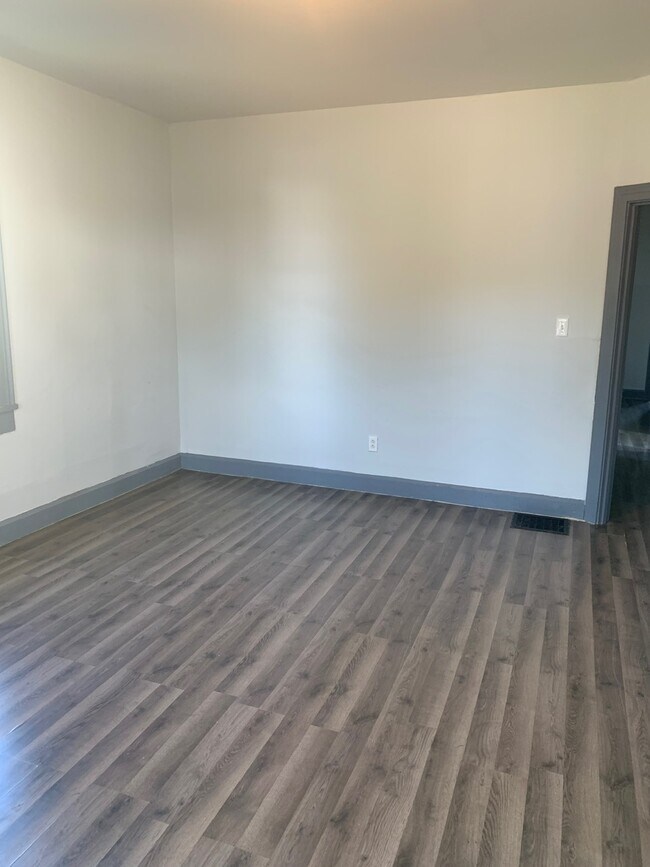 Building Photo - 407 Oak Ave SE