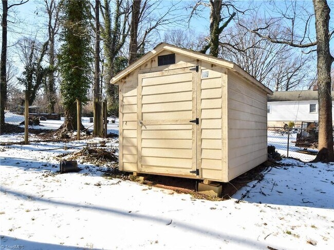 Building Photo - 3872 Leo St