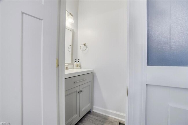 Building Photo - 1859 Parkview Ave