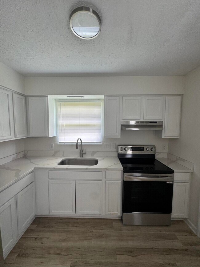 Building Photo - 425 Patrician Pl