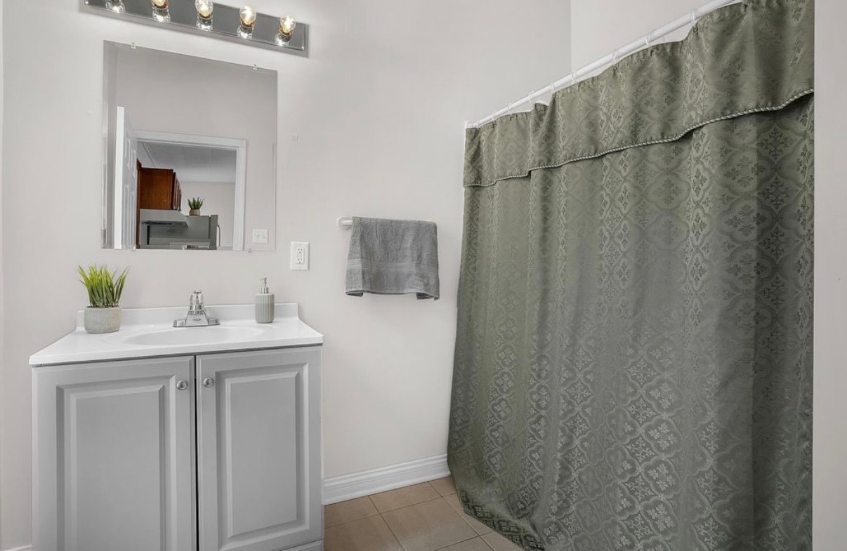 Building Photo - 105 E Bates St