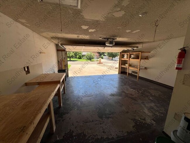 Building Photo - Spacious 4 Bedroom 2.5 Bathroom Home