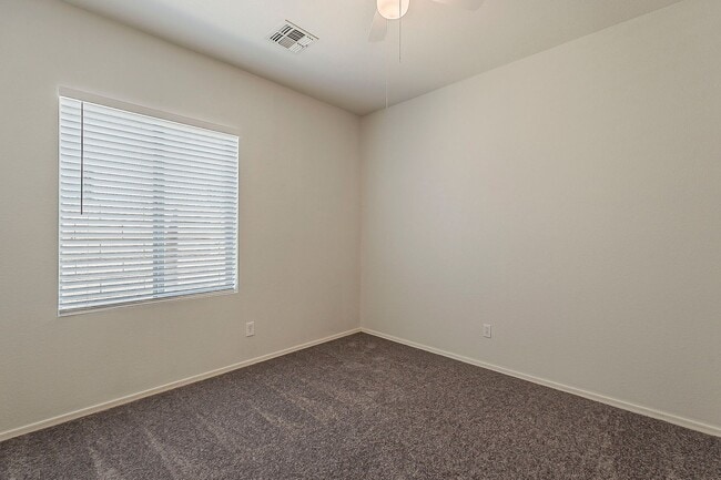 Building Photo - 3 Bed 2 Bath - New Kitchen Appliances\Carp...