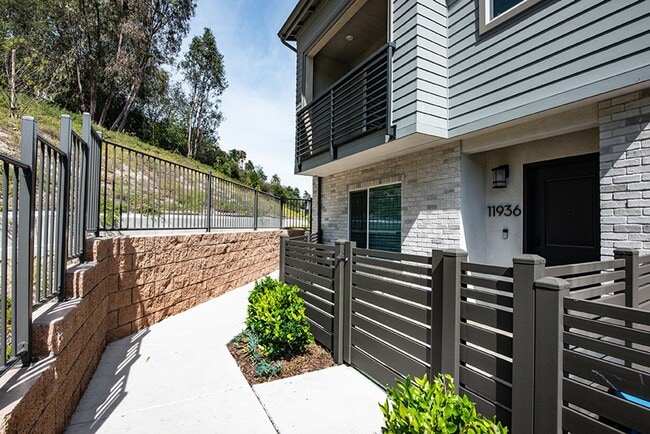 Building Photo - Charming 4 Bedroom 3.5 Bath in Carmel Mountain Ranch