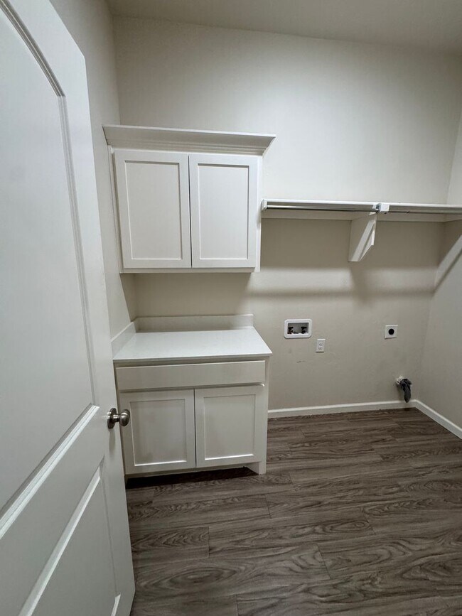 Building Photo - Charming 2 bed/2 bath in gated community The Enclave!