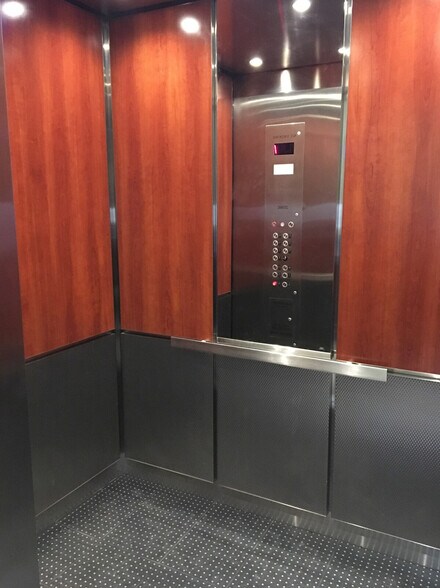 Building Photo - 305 E 95th St