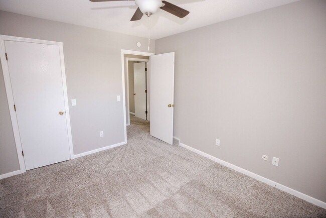 Building Photo - Beautiful Condo for Rent - Appliances included, washer and dryer hook ups, one and half bath, ver...