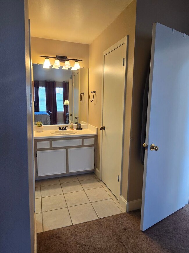 Building Photo - Spacious Condo With Covered parking