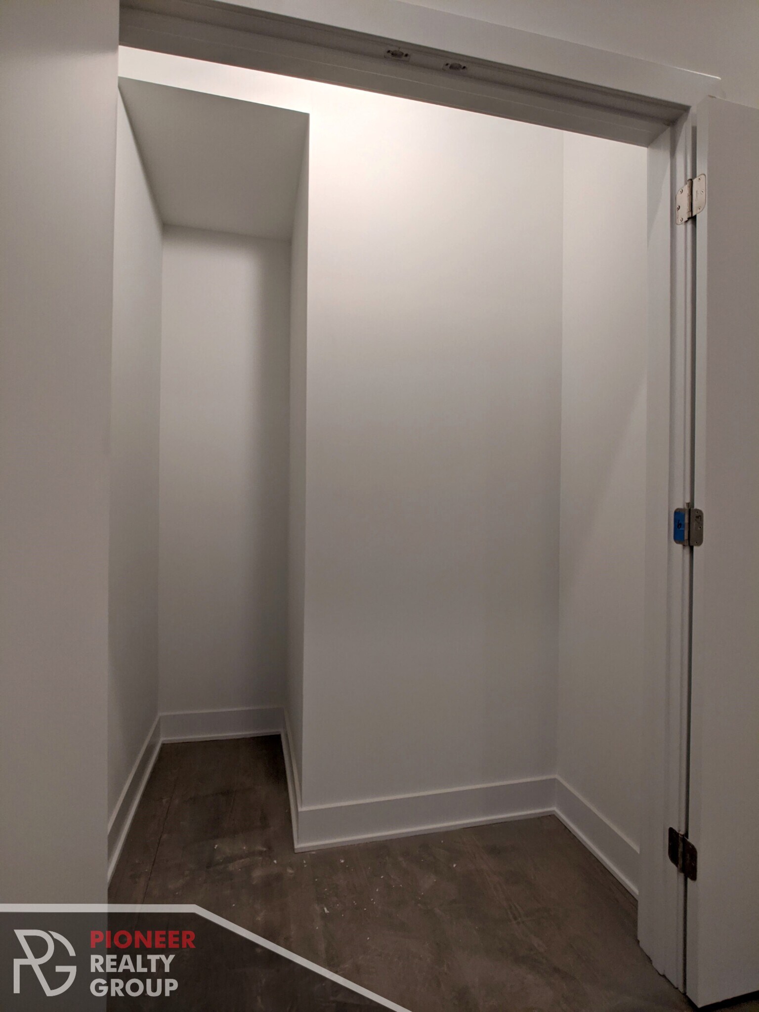 Building Photo - 2121 W Belmont Ave