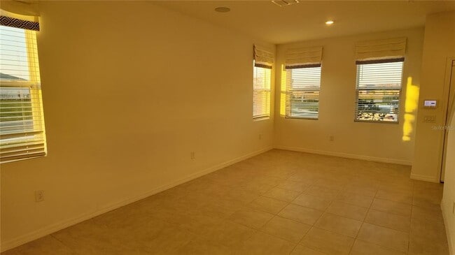 Building Photo - 2004 Viewfinder St