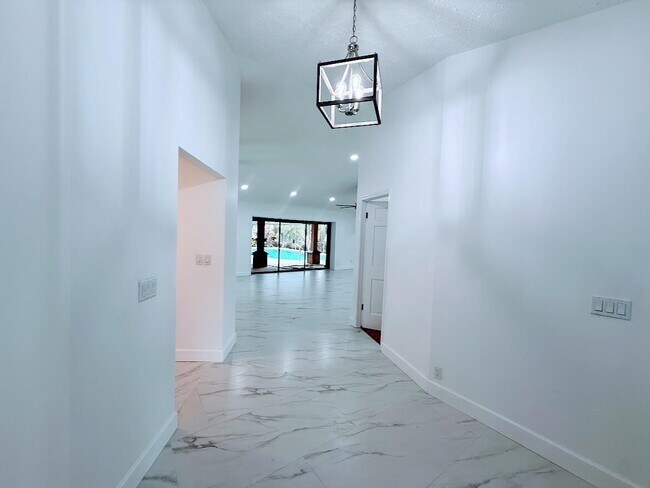 Building Photo - 465 SE Naranja Ave