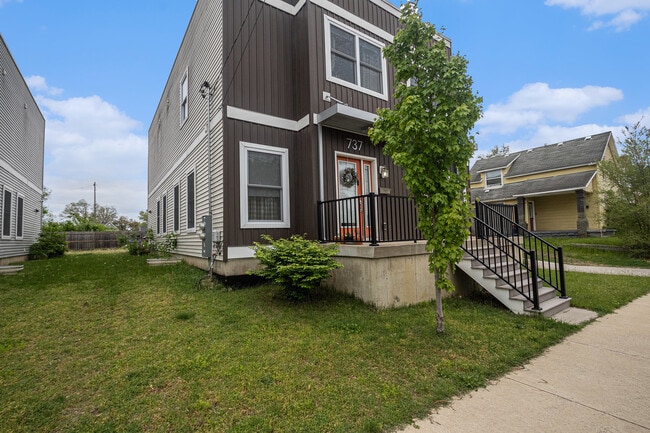 Building Photo - 737 Bates St SE
