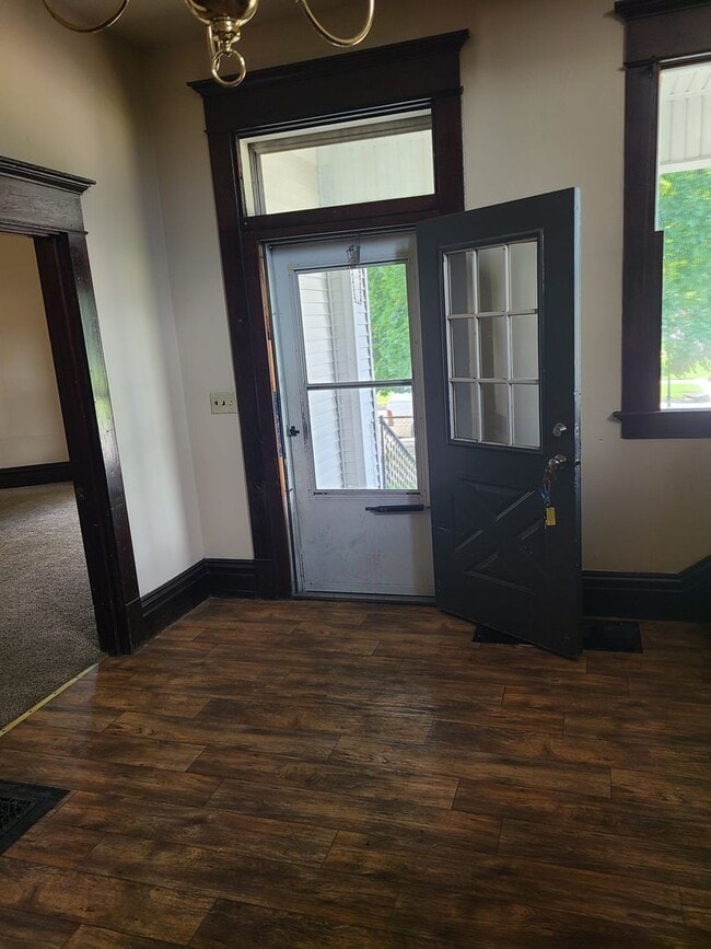 Building Photo - 5 Bed/ 2 bath house