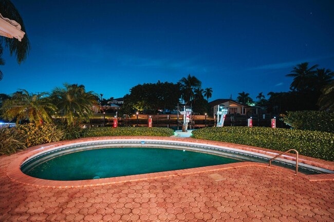 Building Photo - 2531 NE 47th St