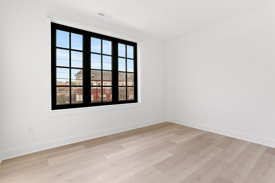 Building Photo - 100 E Putnam Ave