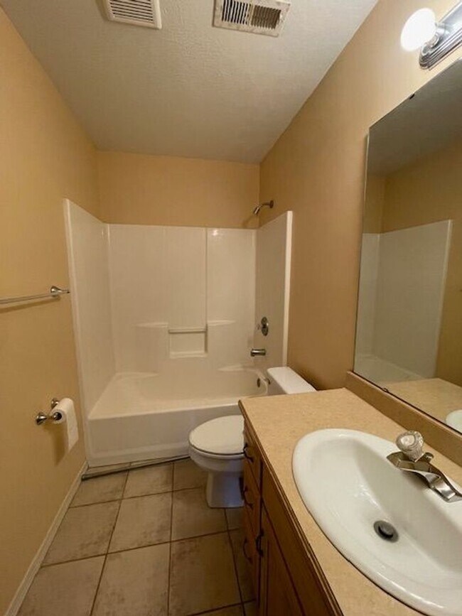 Building Photo - 4 Bedroom Home in SE Springfield!