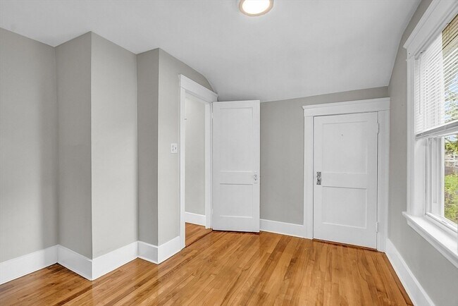 Building Photo - 36 Rowena St