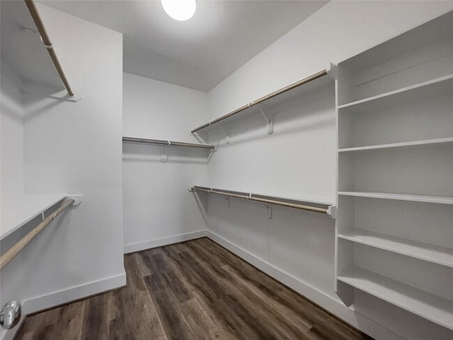 Building Photo - 1270 N Post Oak Rd