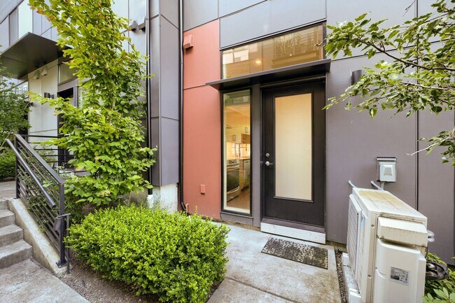 Building Photo - 2041 25th Ave S