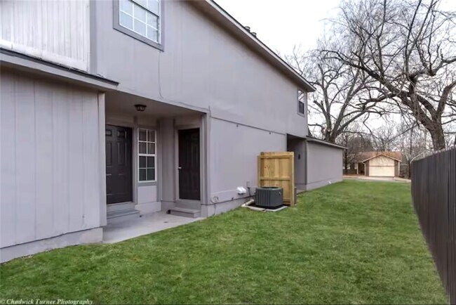 Building Photo - 106 NW Park St