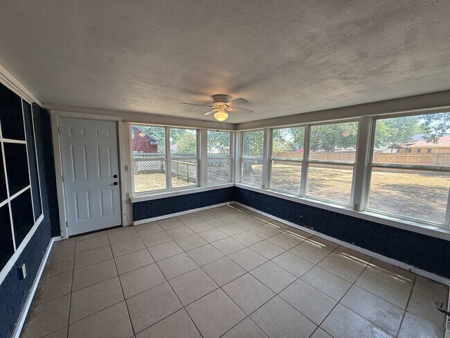 Building Photo - 2200 Hickory Dr SW