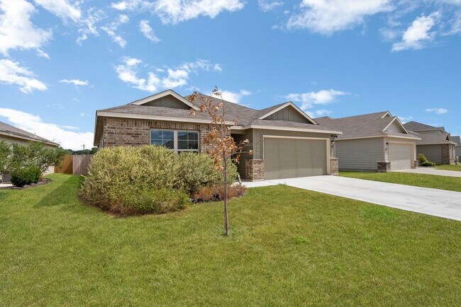 Building Photo - Stylish 3-Bed Home with Island Kitchen, Private Patio & Fenced Yard in Seguin